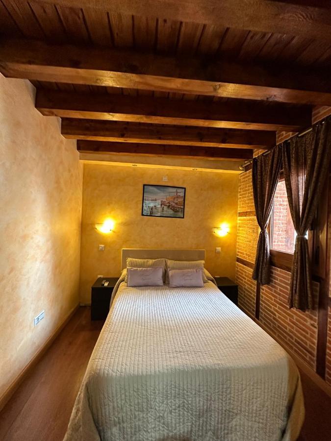 Hostal Segovia Adults Only Zewnętrze zdjęcie